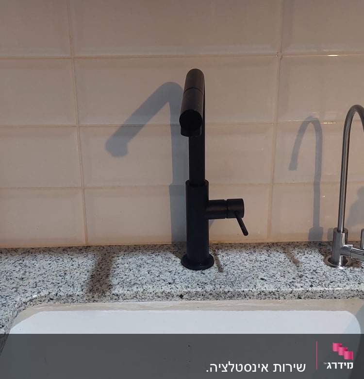 ברז שחור וכיור במטבח עם משטח שיש